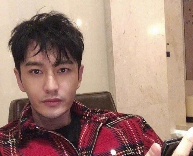  素颜|《中餐厅》黄晓明脱妆引热议，本人素颜发视频回应：大家凑合看吧