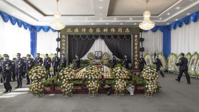 群众|为保护群众壮烈牺牲 数千人含泪送别好民警张树伟