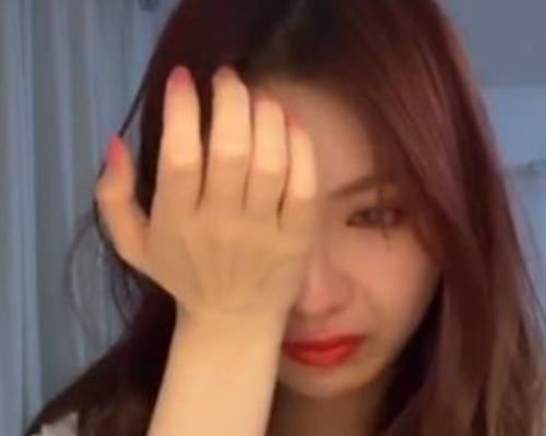 痛哭|青你被淘汰学员直播痛哭,直言想要做自己很难,可能坚持不下去了