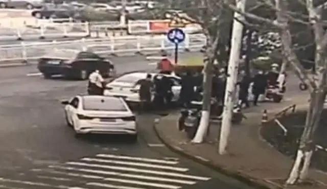  同行|萧山街头白色奥迪连撞三车，被撞车主事后报警：撞我们的是同行