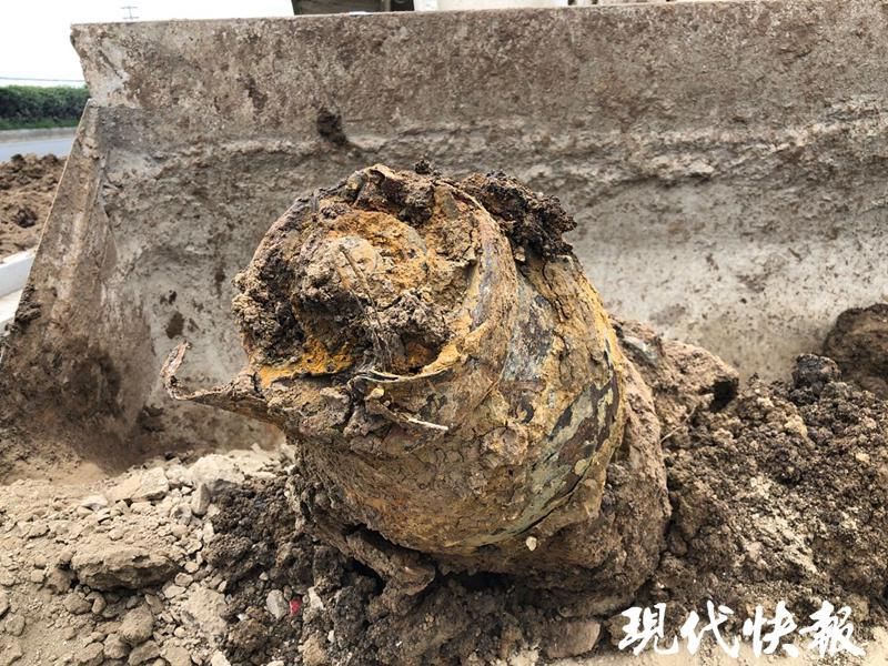  渣土|渣土车倒出一枚航空炸弹，撞针完整