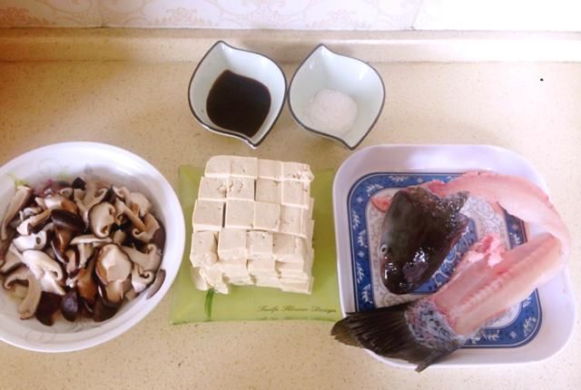  豆腐|鲜浓爽口鱼骨豆腐香菇汤，一条鱼吃两顿还不重样，鲜香补钙