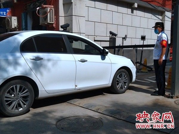 女司机|刚装好两天的升降门被撞稀烂 女司机:一紧张就啥也忘了