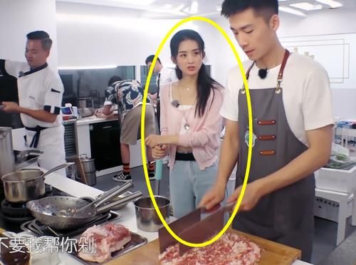  中餐厅|中餐厅：赵丽颖表演剁肉功底，谁看到她的拿刀姿势？一看就是第一次