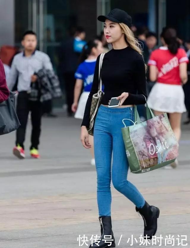 牛仔裤|摄影:黑色修身长袖T恤,搭配天蓝色长牛仔裤,尽显出魅力十足的气质美