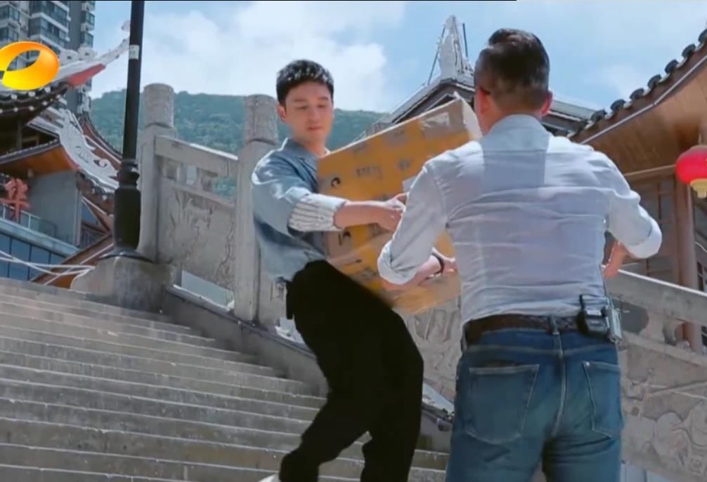  迷离|黄晓明《中餐厅》累到眼神迷离，脱妆后变化太大，网友：有点认不出！