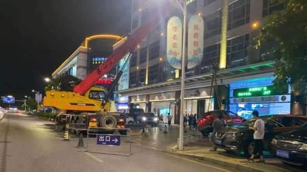  表演|怎么做到的？！司机开车误上石墩“表演跳桩”