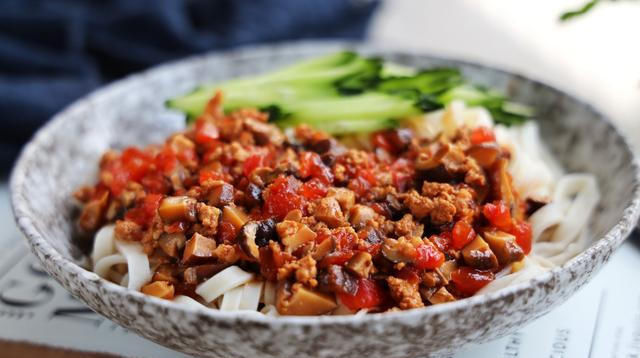  开胃|夏天最爱的手擀面，搭配一碗酱汁，开胃又解馋，吃了2碗不过瘾！