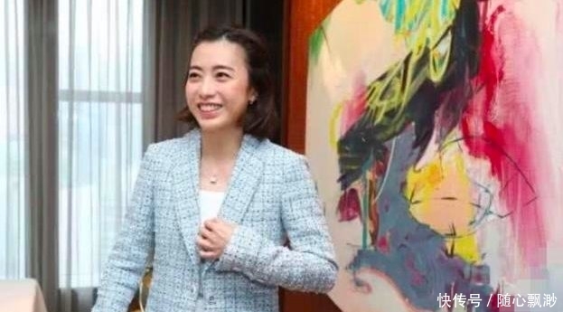  老婆|甘比吃饭显狼狈，刘銮雄老婆站着拿碗筷，碎发挡眼睛也要看镜头