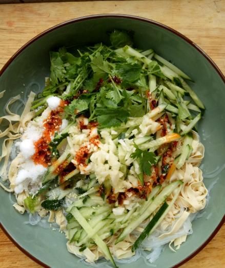  爽口|天太热，凉拌黄瓜别“单调”，搭配这2种食材，清脆爽口还下饭