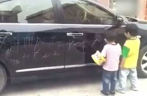  家长|熊孩子划花豪车，宝妈却强势护短，接下来车主的做法太解气