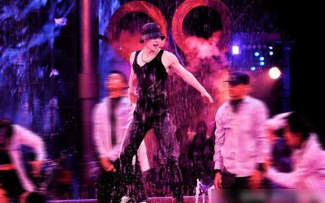  莲花|《这就是街舞》张艺兴莲花水舞台野性爆表