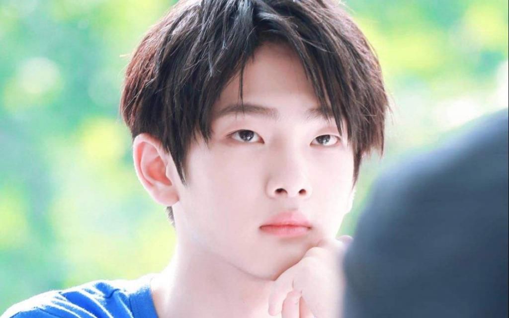  训练生|当韩国练习生有多苦？周震南三个月才走出阴影，赵让被前辈欺负！