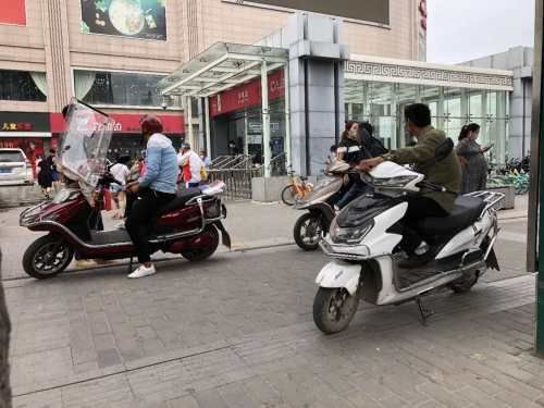 人流密集|非法载客摩的司机乘客双双受处罚，乘客被罚20元直呼太不值得