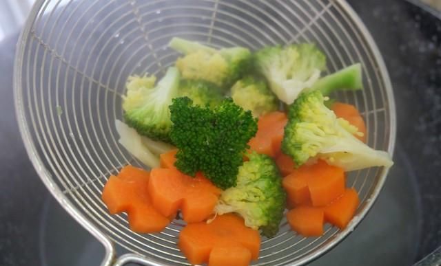  面条机|给女儿做的空心面，配上牛排蔬菜更好吃，圈友：这手艺可以开店了