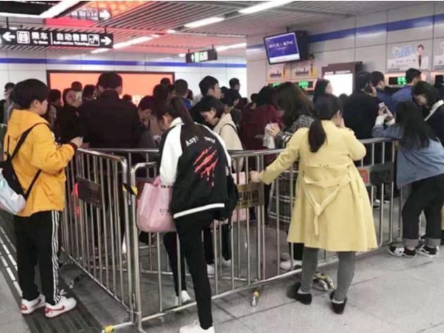 让座|地铁上残腿女孩被逼让座，10后的一句话火了，网友：教养最为重要