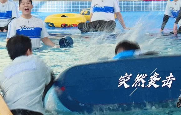  退让|蔡徐坤一再退让，却被陈立农扣翻在水里，友谊的小船说翻就翻