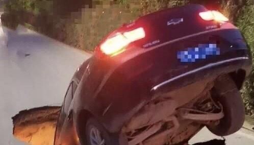  能数|太原东中环附近出现大坑，私家车被困，你能数清这是第几次了吗？