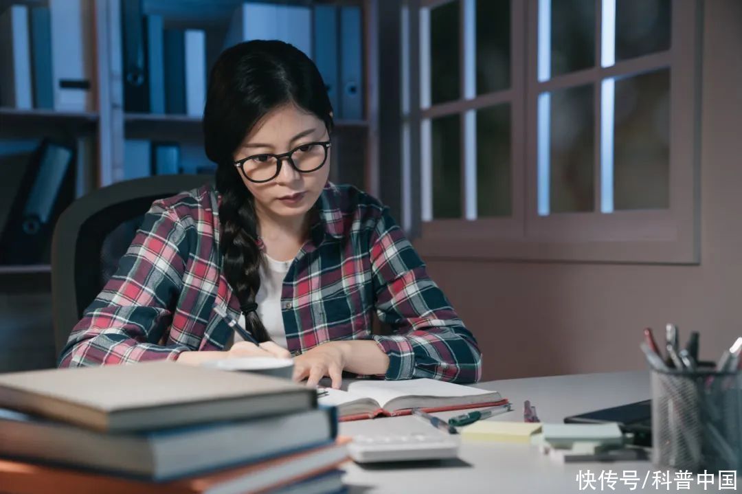 长期熬夜不够睡的人会怎样(那些经常睡不够的人，后来都怎么样了？看完再也不敢熬夜了！)