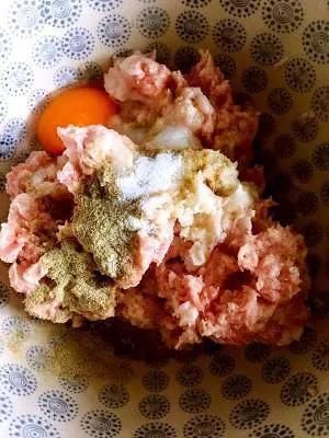 好吃|1斤猪肉,1节莲藕,教你正宗炸莲藕丸子的做法,又香又酥脆,好吃