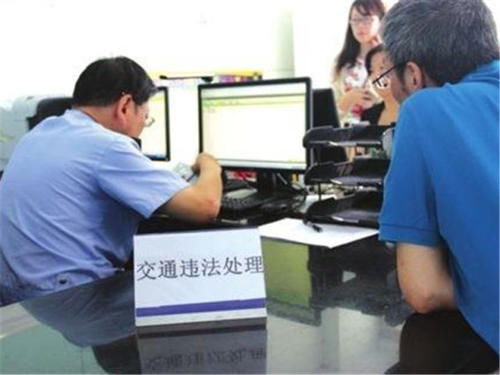 交警|宝马违停13次,交警贴完罚单却被撕碎,车主:随便贴反正我有钱!