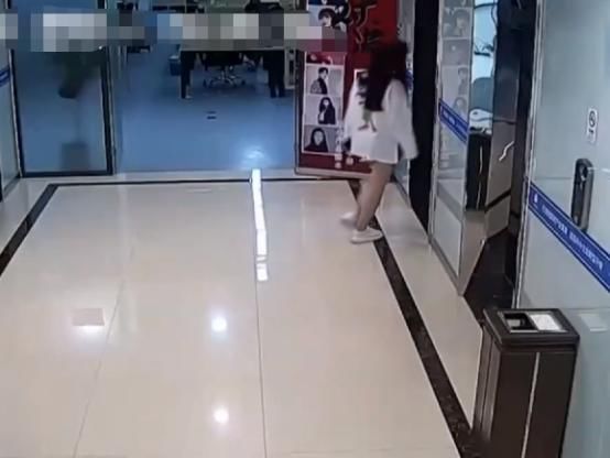  吴某|已婚男偷窥女主播上厕所，被抓后扇自己耳光，男子：就是看下过程