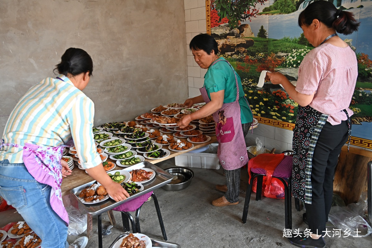 土菜|农家婚宴400元一桌，鸡鸭鱼肉都有，最受欢迎的竟是这道土菜