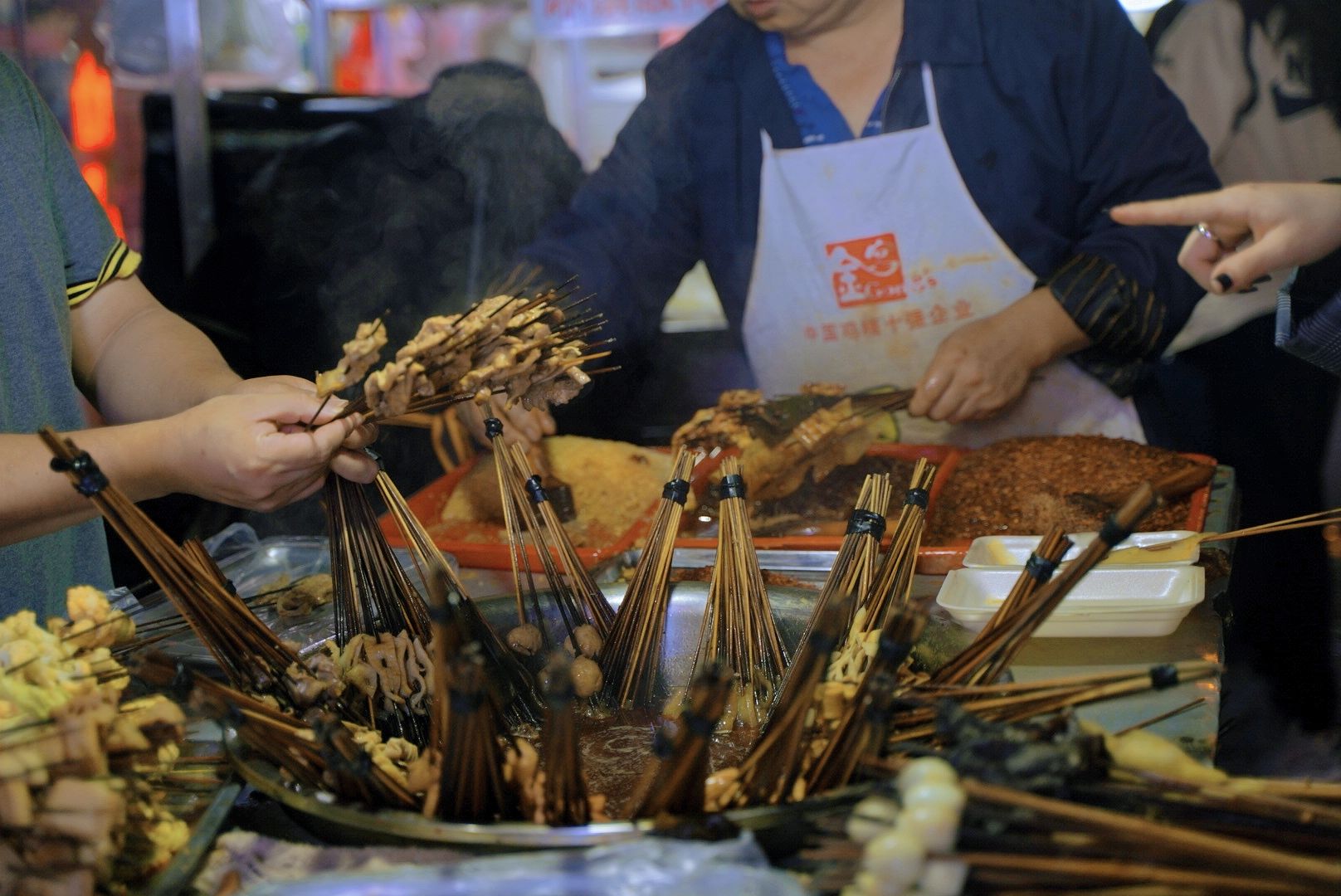 商场里|美食打卡攻略!每一个美食聚集地,都种满了成都人