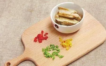  停不下来|蒸蛏子放了万能的老干妈，香辣爽口，鲜嫩弹牙，好吃到停不下来