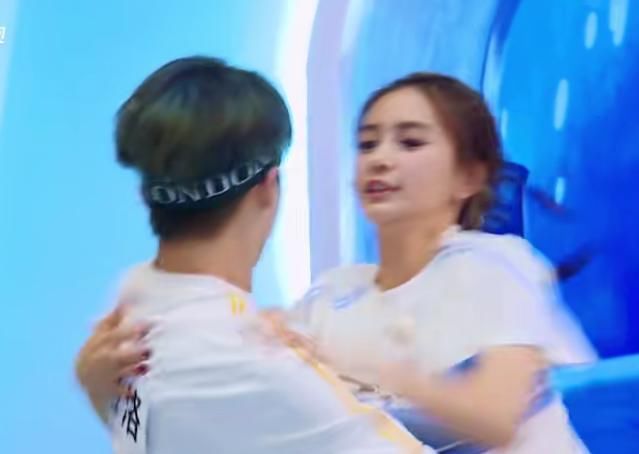  何洛洛|何洛洛baby撕名牌，谁注意他手抓的位置？这才是对姐姐的尊重