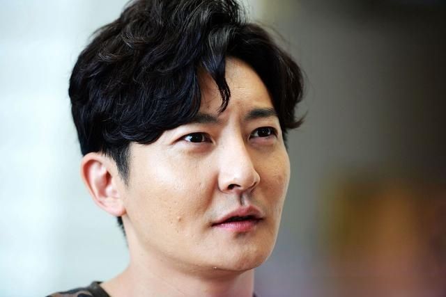  雕塑|郭京飞王珞丹坐雕塑踩石碑，各位猜一把这段播不播！