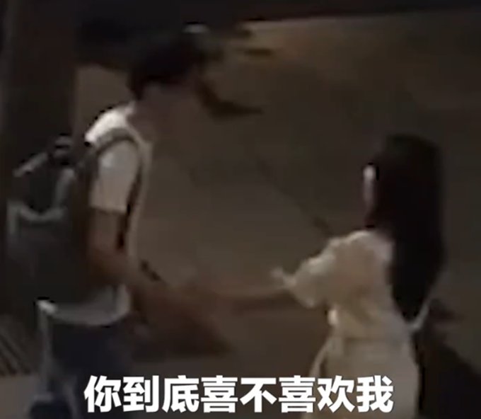 尴尬|外卖小哥把自己的花分给吵架情侣，化解男生忘送礼物的尴尬
