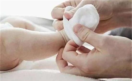  好处|宝宝爱光脚丫，老人却说寒从脚起，论光脚的好处与注意事项