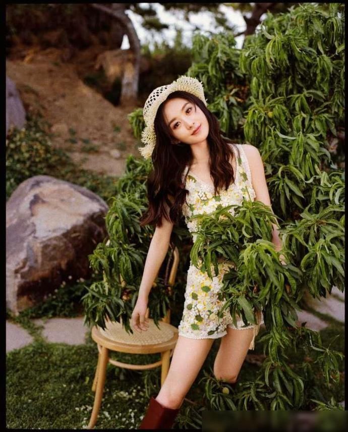  黄晓明|赵丽颖吃瓜时不经意嘟嘴，被镜头拍到后，害羞的看向黄晓明