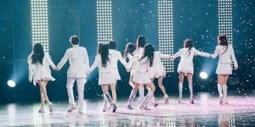  保护|火箭少女全员护送Yamy离场，围大圈保护她，网友调侃：没必要