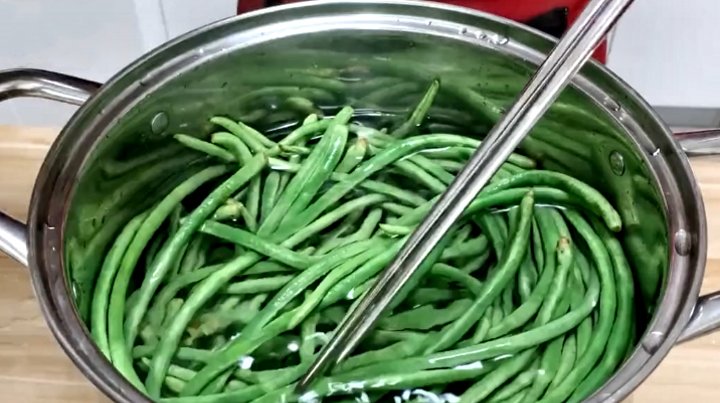  酸豆角|夏天，家有豆角别再炒着吃了，试试此做法，酸爽下饭，做包子最香