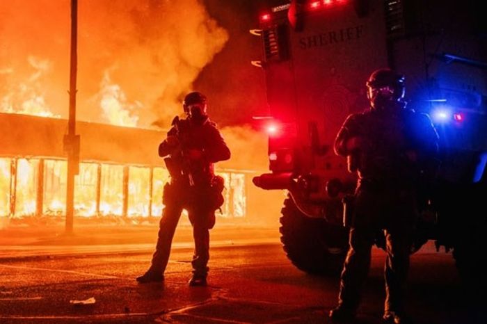 弹夹|美警5秒打空弹夹秒杀嫌疑人，这次死者是白人，但仍引发民众不满