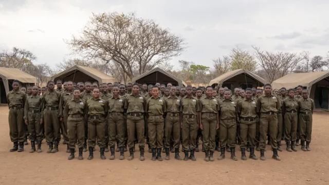 盗猎|经历过性侵和家暴，如今她们扛起枪，成为非洲最勇敢的女团！