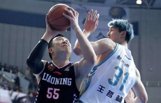 王哲林|10分钟0分2犯!CBA第一中锋被打爆 韩德君单节10+9授课大王