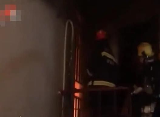 子女|孙子不愿抱瘫痪奶奶晒太阳，老人放火烧家报复子女，结果烧死了老伴