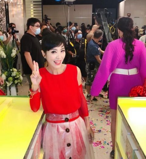  搭配|62岁苗侨伟帅气不减，白T恤+蓝西装精神抖擞，衬的65岁米雪真娇嫩