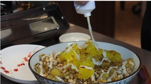  夏日|夏日甜点大满足「甜点两吃」Q弹绵密自由配，不用剉冰机也能搞定