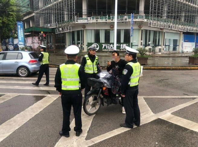 交警|“两节”期间 监利交警持续开展“两车”专项整治