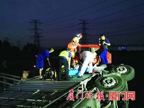  驾驶员|爆胎侧翻 司机被困驾驶室