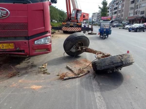  前轮|“身残志坚”？两个前轮没了，货车仍在飞奔……