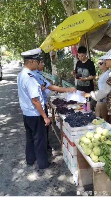  经营|道路两边摆摊经营存安全隐患，祁东交警耐心劝导收摊离开