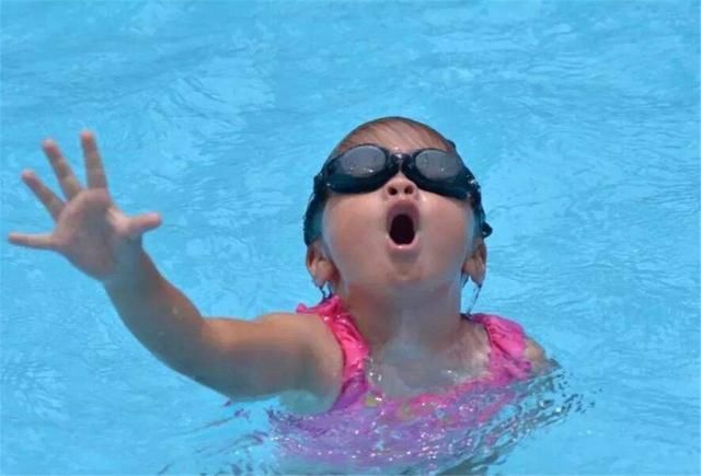  悲痛|痛心！母亲为救子溺亡，儿子悲痛哭喊：“妈妈还有救吗，我错了”