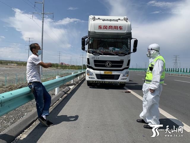  被困|运桃车故障被困高速 交警及时赶到解难题