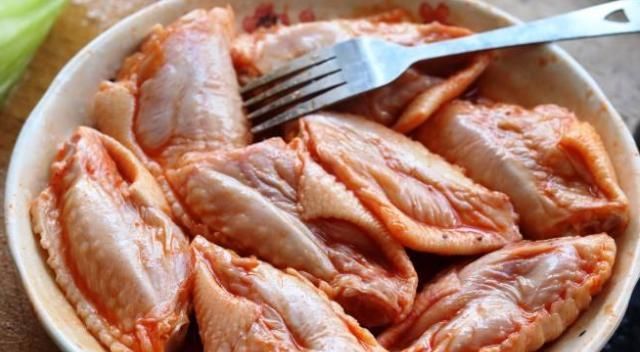  食物|炸鸡翅时, 别急着腌制, 多加这一步, 味道更香更入味
