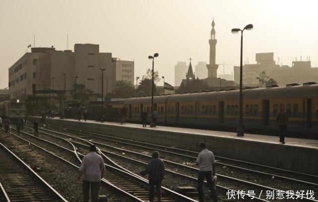 父亲|三个小孩忽然被发狂父亲推下站台,遭飞驰火车全部撞死